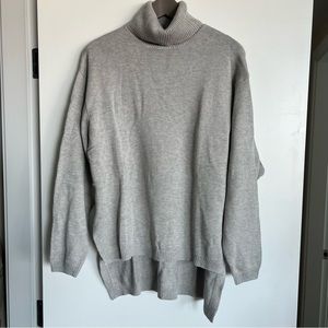 NWOT Emma Knudsen Hunter Hi-Lo Turtleneck - Light Grey - Size Small